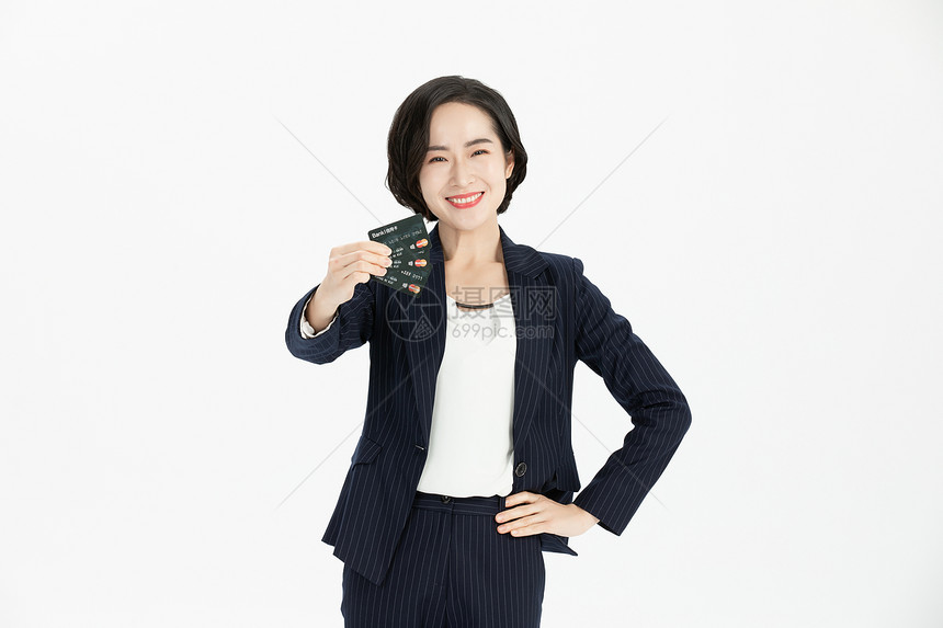 银行客户经理手持信用卡展示图片