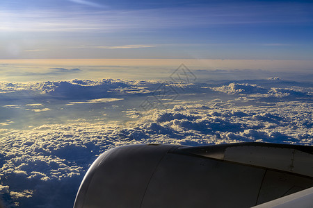飞机眩窗外的云层图片