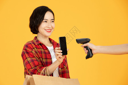 青年女性线下手机刷码购物背景