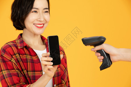 青年女性线下手机刷码购物图片