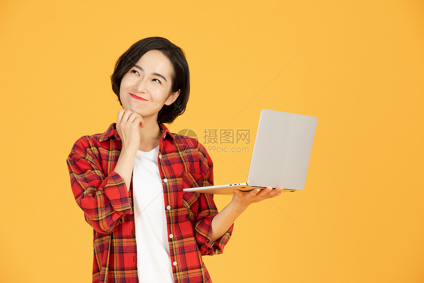 青年女性用笔记本电脑网购图片