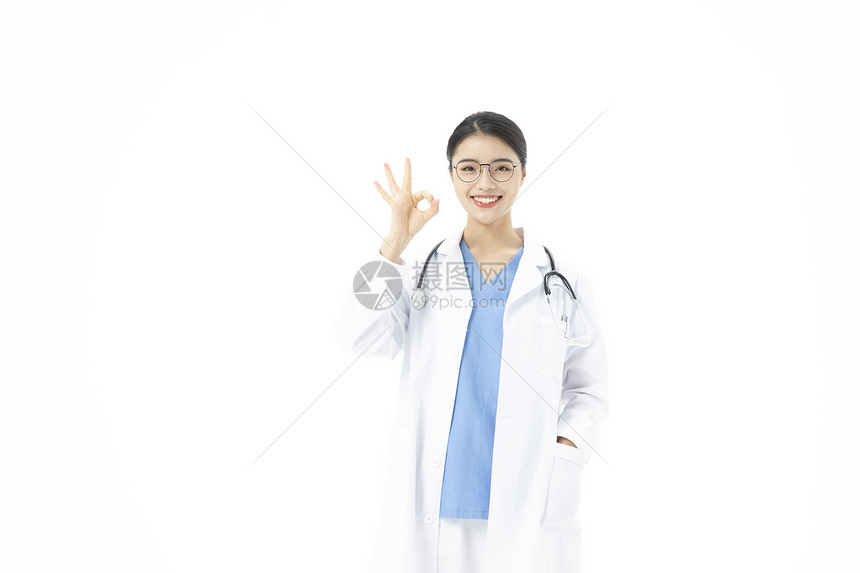 青年女医生拿着听诊器ok手势图片