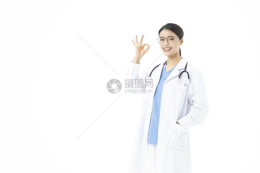 青年女医生拿着听诊器ok手势图片
