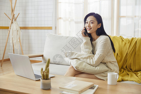 居家女性接电话年轻女士在家打电话背景