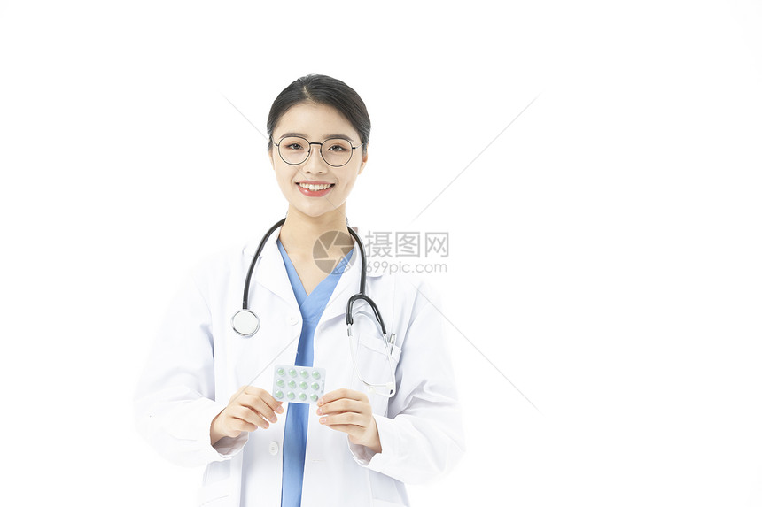 女性医生拿着药片图片