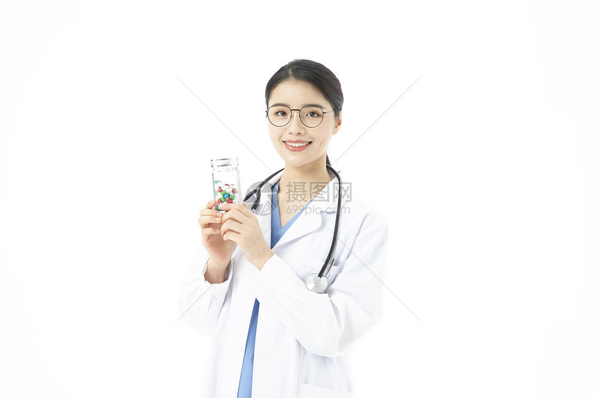 女性医生拿着药品胶囊图片