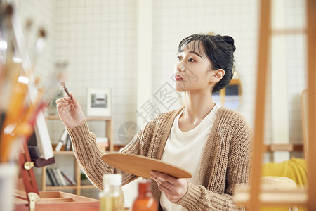 油画中国文艺美女在家画画背景