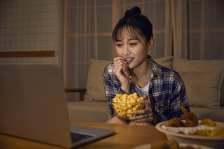 年轻居家女性在家吃外卖看剧图片