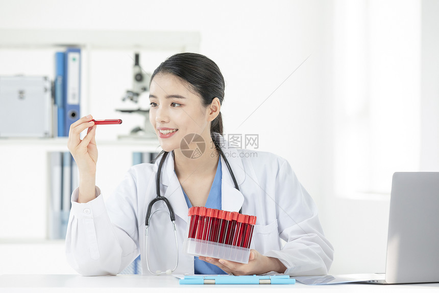 女性医生办公室工作观察试剂血液图片