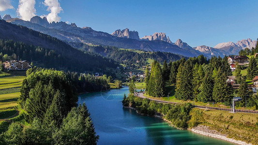 航拍意大利阿尔卑斯山区高山湖泊自然风光高清图片