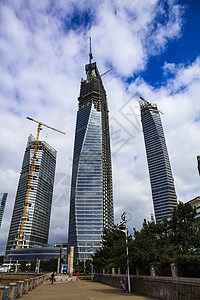 青岛海边摩天大楼建筑蓝天白云背景图片