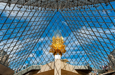 法国巴黎卢浮宫博物馆倒金字塔入口艺术品高清图片素材