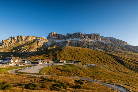 阿尔卑斯山区加尔代纳山口日出风光高清图片