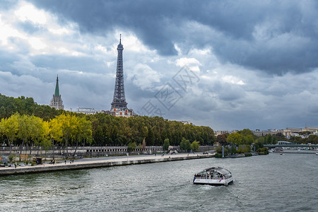 巴黎塞纳河上的游船与埃菲尔铁塔全景背景