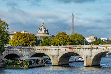 巴黎著名旅游景点塞纳河上的桥梁与埃菲尔铁塔背景