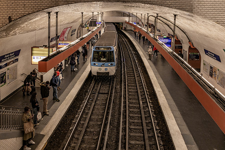 巴黎地铁站站台高清图片