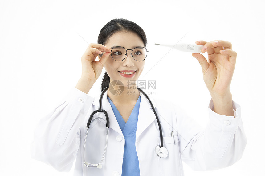 女性医生观察电子体温计图片