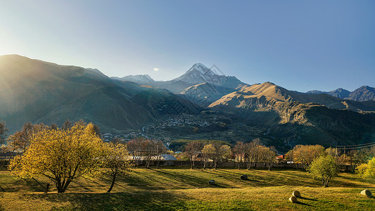 羊外腰格鲁吉亚卡兹别克山脉背景