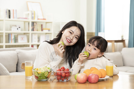 吃水果的女人居家母女一起吃水果背景