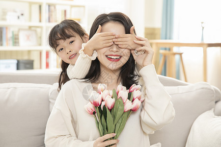 小孩送花女儿蒙着妈妈的眼睛送花背景