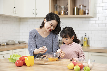 母女打蛋做饭背景图片