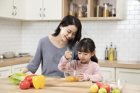 居家母女厨房打蛋液图片