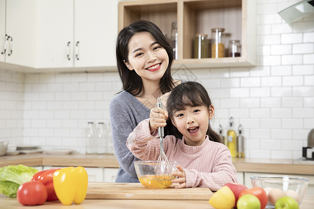 母亲节手绘蛋糕居家母女厨房一起做蛋糕背景