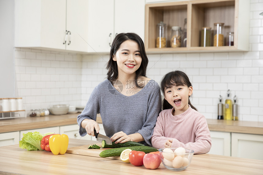 居家母女一起厨房做饭图片