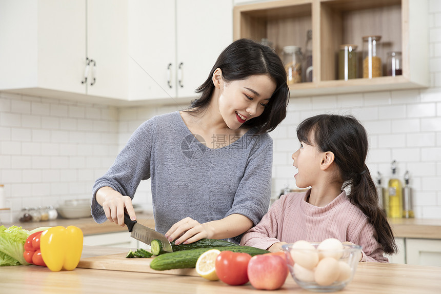 居家母女一起厨房做饭图片