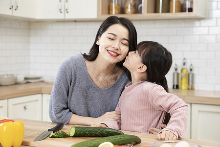 厨房亲吻厨房女儿亲吻妈妈背景