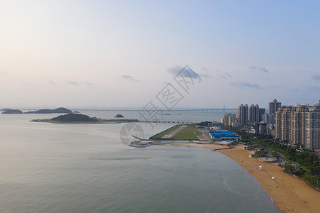 俯瞰广东珠海海景沙滩海岸线风光港珠澳大桥背景图片