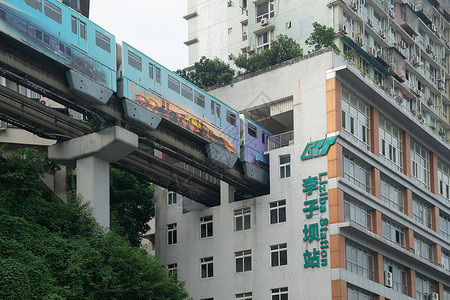 重庆穿过楼房的轨道列车轻轨高清图片素材