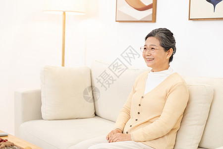 老奶奶坐沙发上看电视图片