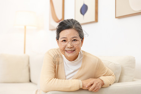 老奶奶坐沙发上幸福微笑背景图片
