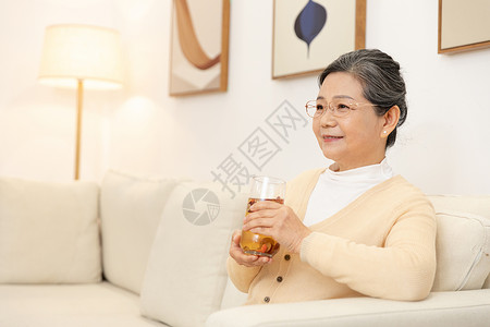 老奶奶躺沙发上手捧养生茶图片