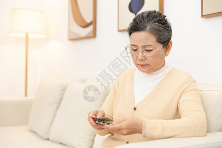 老奶奶坐沙发上吃药老人高清图片素材