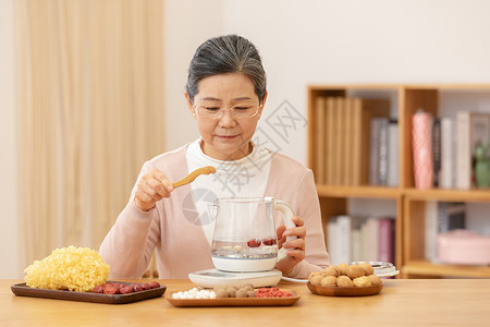 莲子银耳汤老奶奶居家养生煮银耳汤夹莲子背景