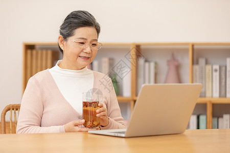 老奶奶喝养生茶看笔记本电脑图片