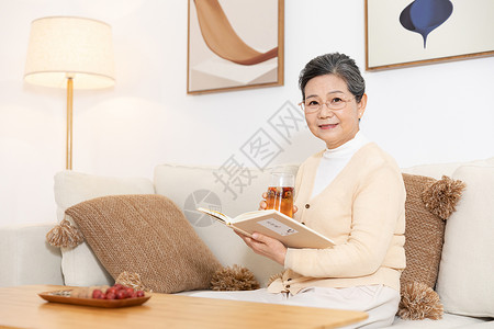 老年人居家生活喝养生茶图片素材