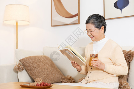老年人居家生活喝养生茶图片素材