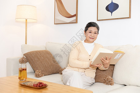 老年人居家生活看书喝茶图片素材