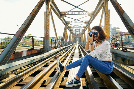 越南河内铁路拍照的女孩高清图片