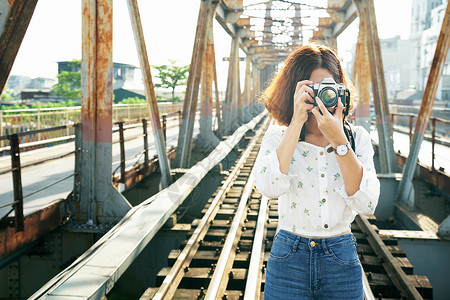 越南河内铁路拍照的女孩背景图片