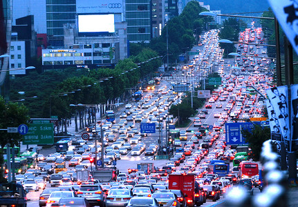 韩国首尔黄昏堵车场景高清图片