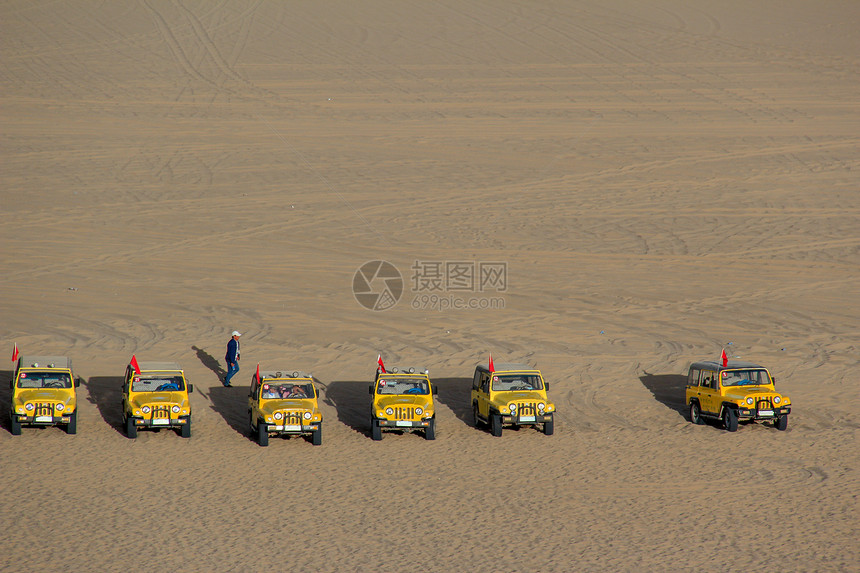 沙漠汽车车队图片
