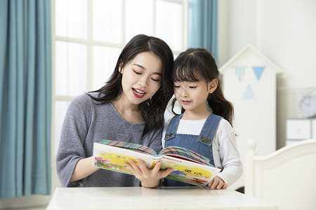 中国画册妈妈带着女儿看绘本背景