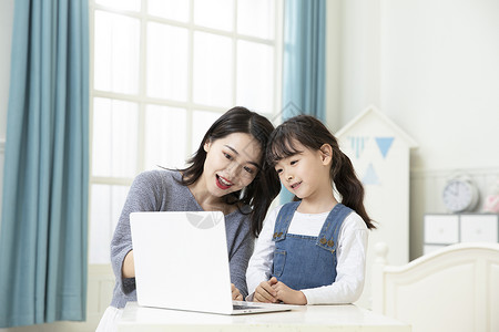 在线教育直播母女在家笔记本电脑上网课背景