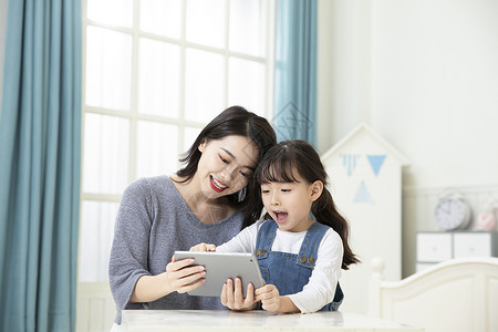 平板课堂妈妈陪伴女儿平板电脑在家上课背景