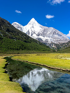 嗨场稻城亚丁雪山背景