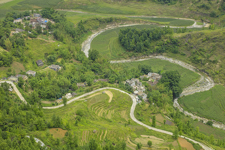 小河蜿蜒河畔图片